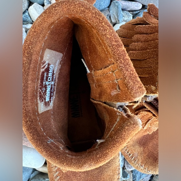 🥾KIDS’ Double Fringe Brown Suede Ankle Boot | Minnetonka Moccasin—2292 | Size 10 - Picture 10 of 17